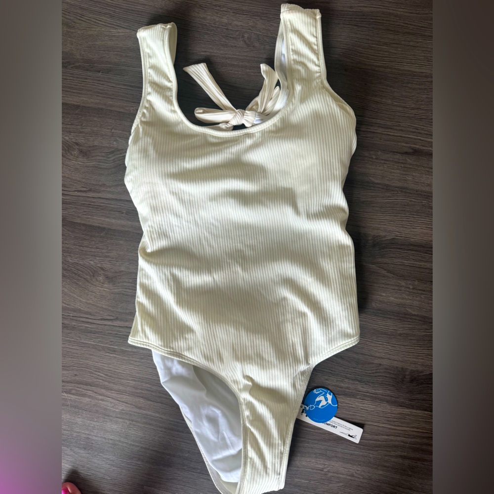 BNWT Cupshe size L one piece